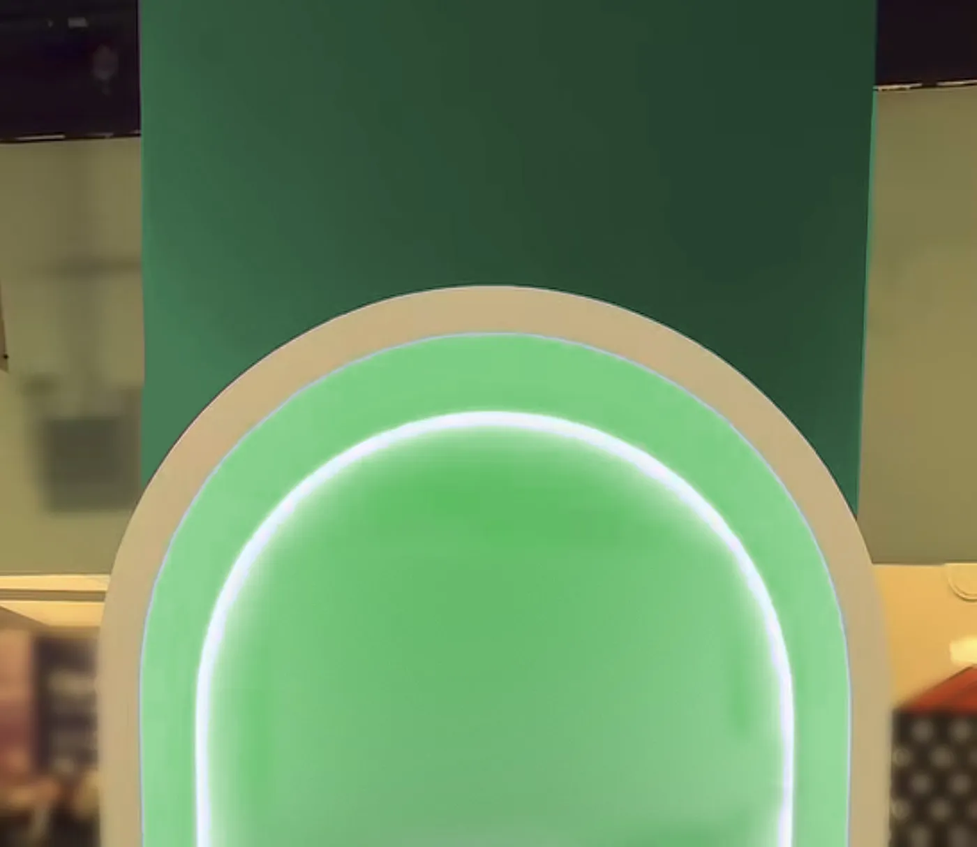 Une arche lumineuse verte, comme une porte d’entrée éclairée en boutique