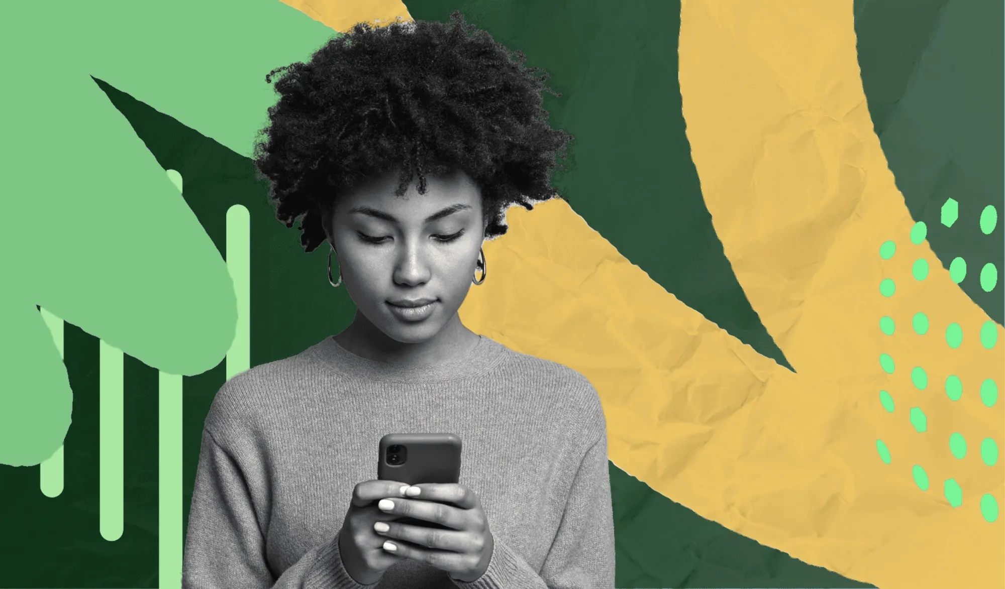 Une cliente souriante regarde son téléphone, collage de formes vertes.