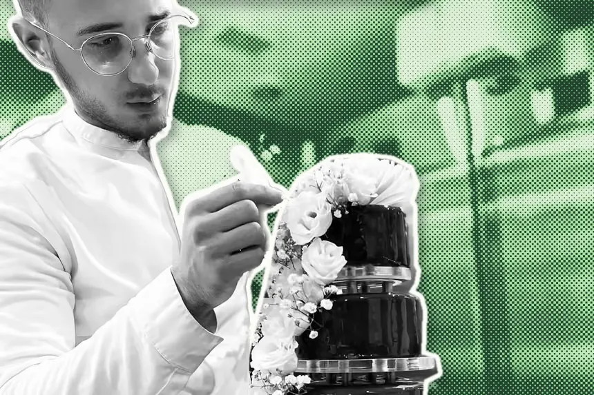 Ayoub Bouricha, propriétaire de Dayou Paris, décore de roses blanches un gâteau à étages, sur une trame de points verte.